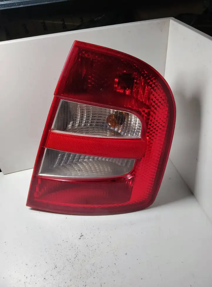 Skoda Fabia Mk1 (6Y) (1999 - 2007) 6Y6945112B Задний фонарь в кузове — фото 1