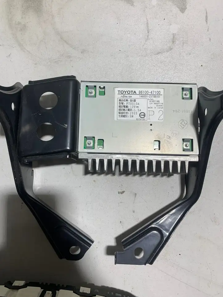 Toyota Prius (XW30) (2009 - 2015) 8610047100 Усилитель звука — фото 1