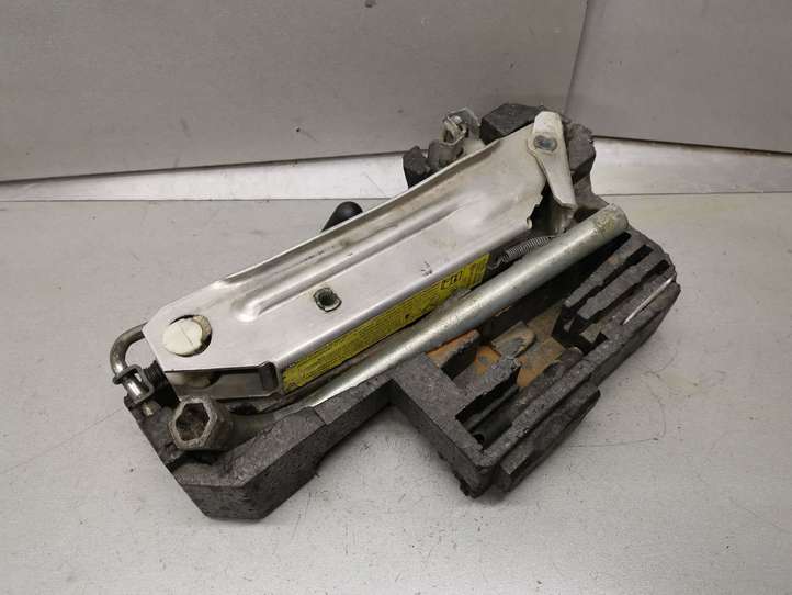 Audi A6 (1997 - 2001)  8L0011031A Домкрат (данкрат)