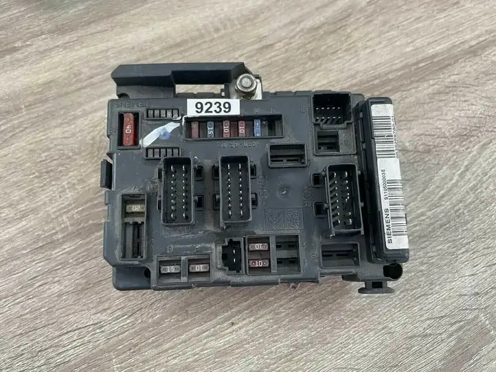 Citroen C5 (2001 - 2004) 963525978001 Блок монтирования реле — фото 1