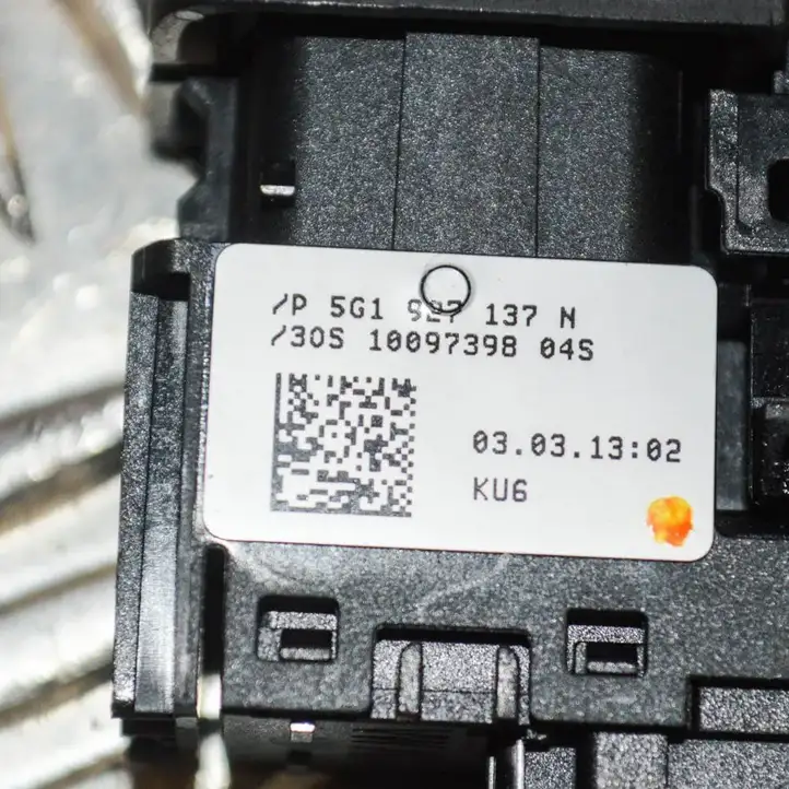 Volkswagen Golf VII (2013 - 2019) 5G1927137N Кнопка фаркопа в багажнике — фото 5