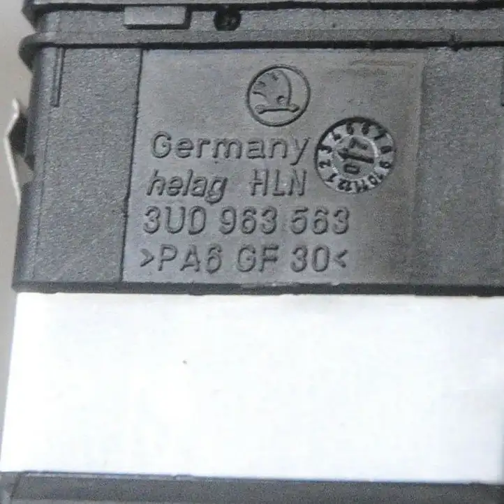 Skoda Superb B5 (3U) (2001 - 2008) 3U0963563 Кнопка фаркопа в багажнике — фото 3
