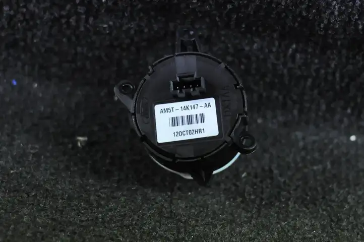 Ford Focus (2011 - 2015) AM5T14K147AA Кнопка фаркопа в багажнике — фото 3