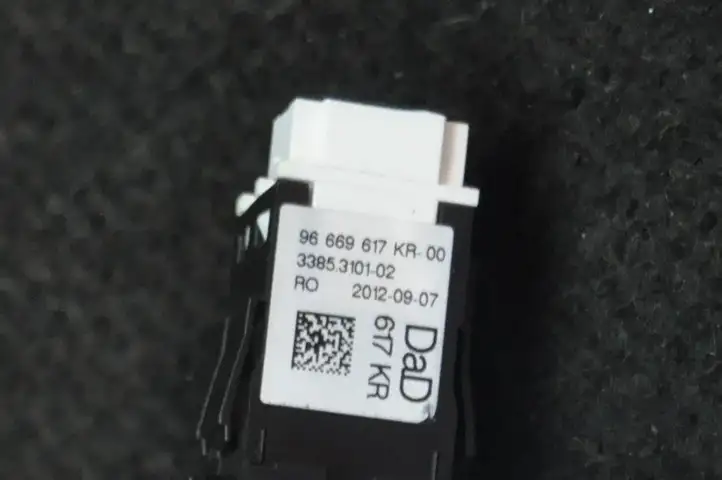 Citroen C3 (2009 - 2013) 96669617KR00 Кнопка фаркопа в багажнике — фото 3