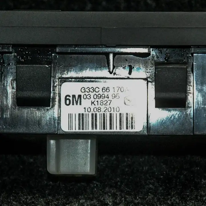 Mazda 6 (2009 - 2012) G33C66170A Кнопка фаркопа в багажнике — фото 3