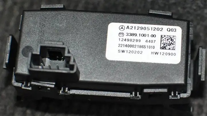 Mercedes-Benz CLS C218,X218 (2011 - 2017) A2129051202 Кнопка фаркопа в багажнике — фото 3