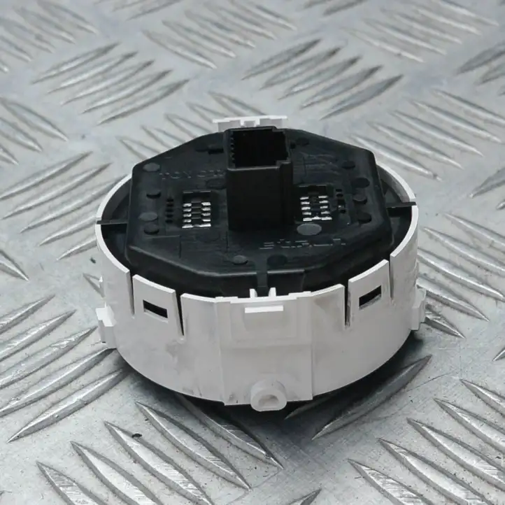 Toyota Yaris (2012 - 2014) 839500D050A Кнопка фаркопа в багажнике — фото 1