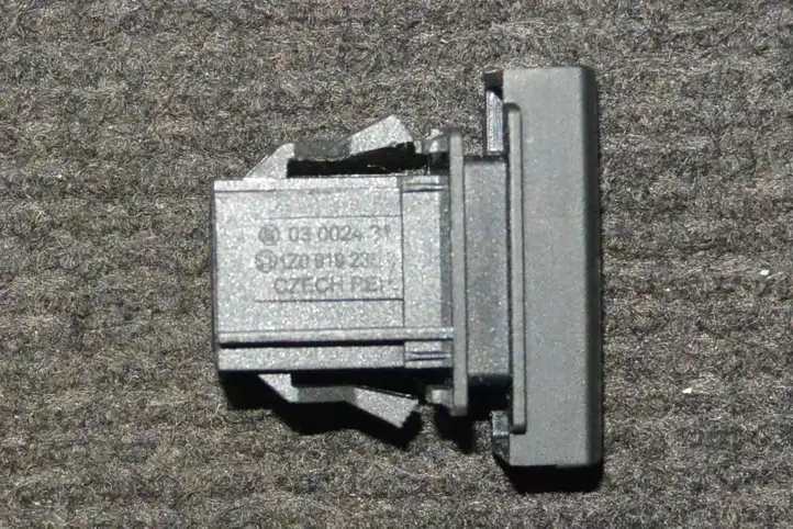 Skoda Octavia Mk1 (1U) (1996 - 2004) 1Z0919235C Кнопка фаркопа в багажнике — фото 1