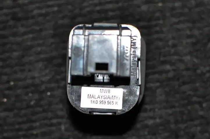 Volkswagen PASSAT B6 (2005 - 2010) 1K0959565K Кнопка фаркопа в багажнике — фото 1