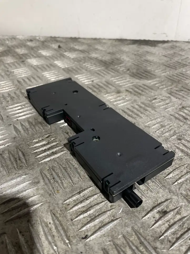 BMW 3 E90 E91 (2005 - 2012)  6934846 Усилитель антенны