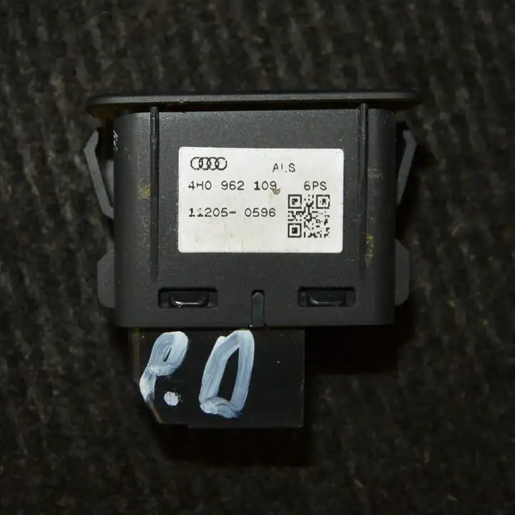Audi A1 (2010 - 2014) 4H09621096PS Кнопка фаркопа в багажнике — фото 1