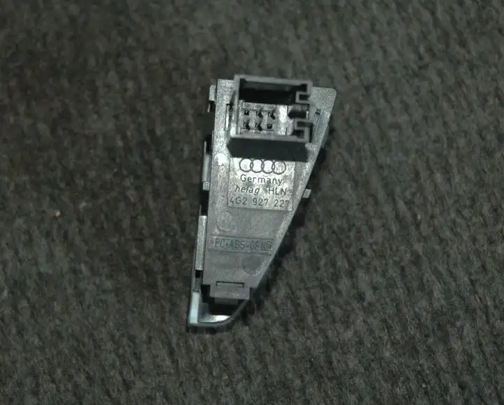 Audi A6 C7 (2011 - 2014) 4G2927227 Кнопка фаркопа в багажнике — фото 3