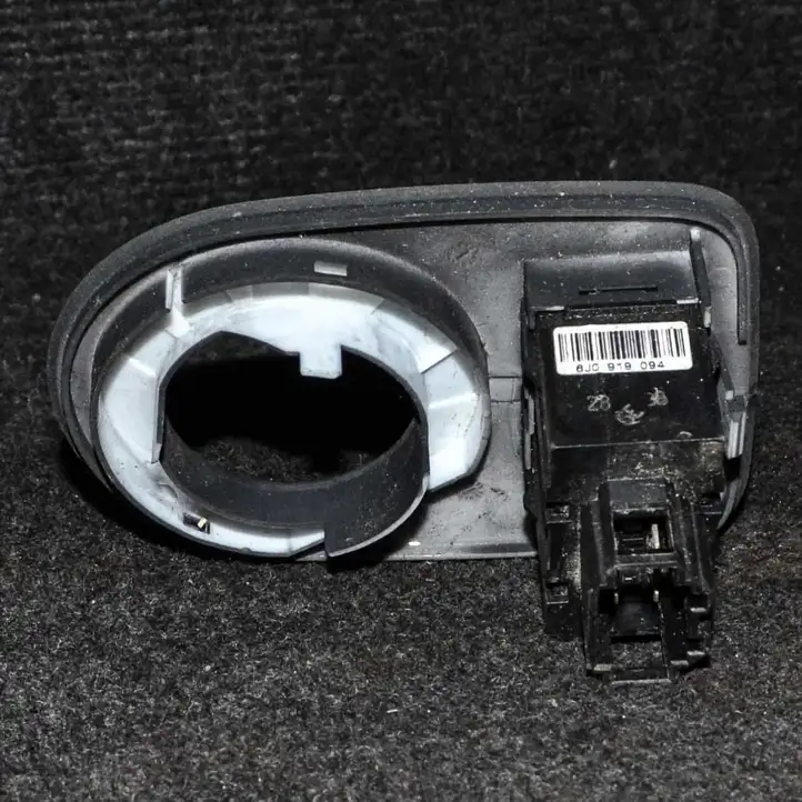 Seat Ibiza IV (6J,6P) (2008 - 2017) 6J0919094 Кнопка фаркопа в багажнике — фото 3