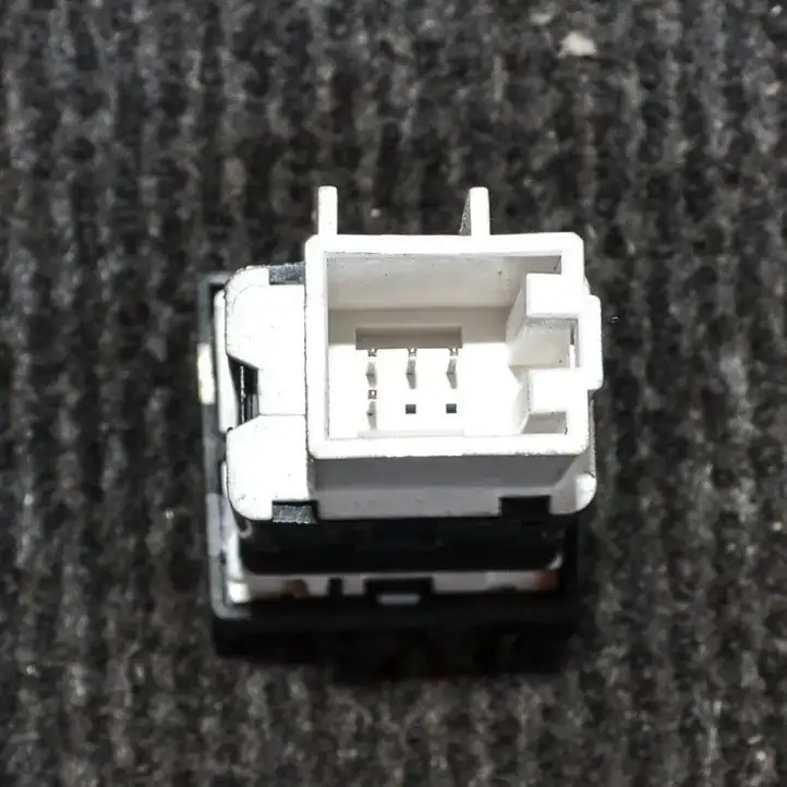 Volkswagen PASSAT B6 (2005 - 2010) 3C0927117C Кнопка фаркопа в багажнике — фото 3