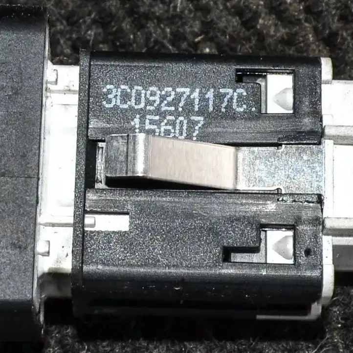 Volkswagen PASSAT B6 (2005 - 2010) 3C0927117C Кнопка фаркопа в багажнике — фото 4