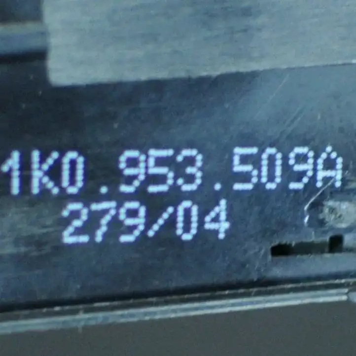 Volkswagen Golf V (2003 - 2009) 1K0953509A Кнопка фаркопа в багажнике — фото 3