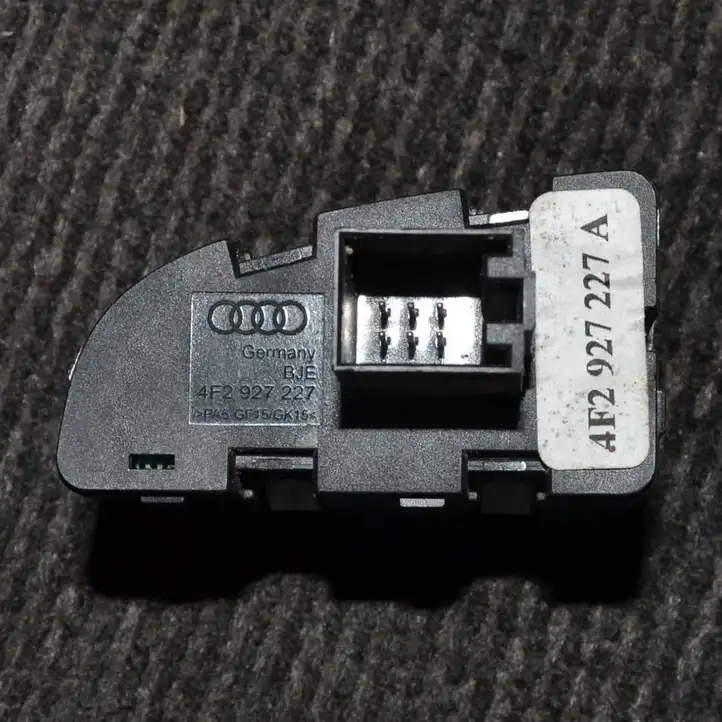 Audi A6 S6 C6 4F (2004 - 2008) 4F2927227A Кнопка фаркопа в багажнике — фото 5