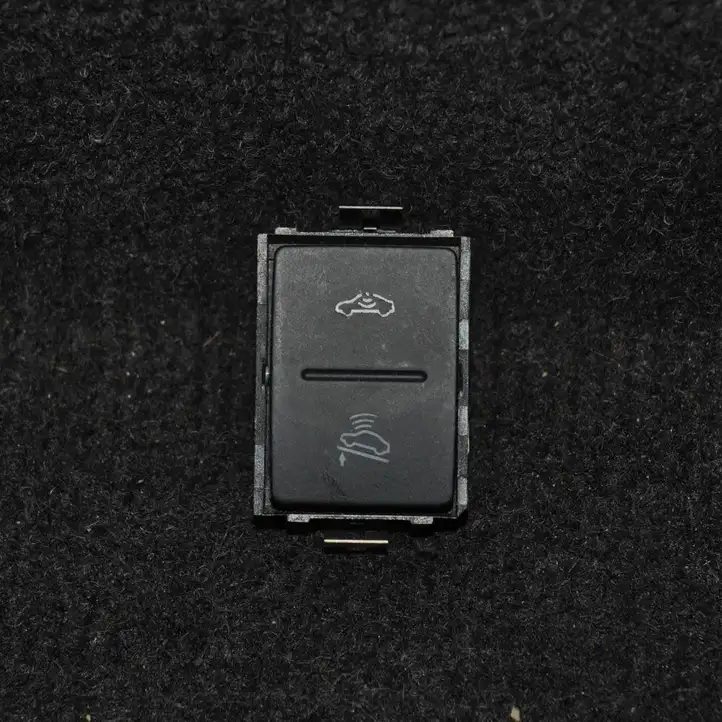 Volkswagen Golf V (2003 - 2009) Кнопка фаркопа в багажнике — фото 1