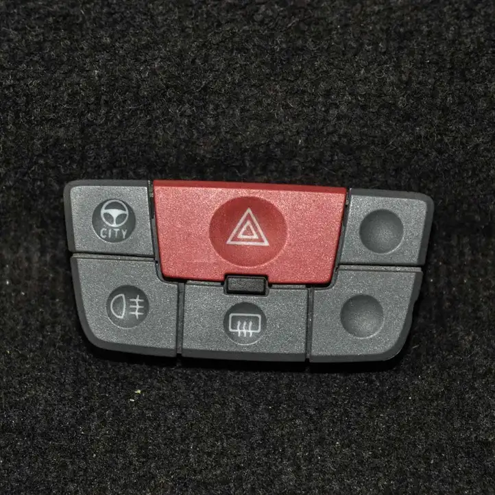 Fiat Panda II (2004 - 2011) 735357113 Кнопка фаркопа в багажнике — фото 2