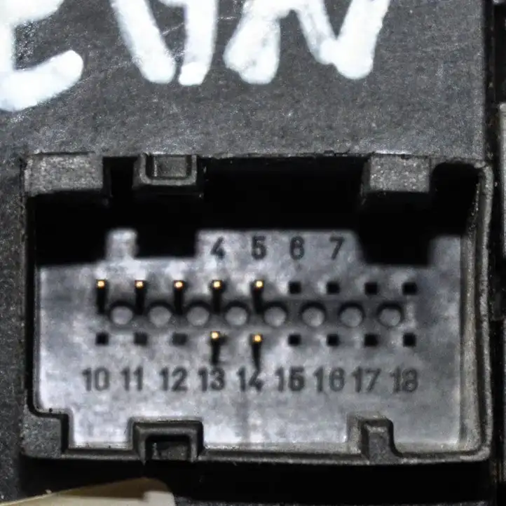 Fiat Panda II (2004 - 2011) 735357113 Кнопка фаркопа в багажнике — фото 3