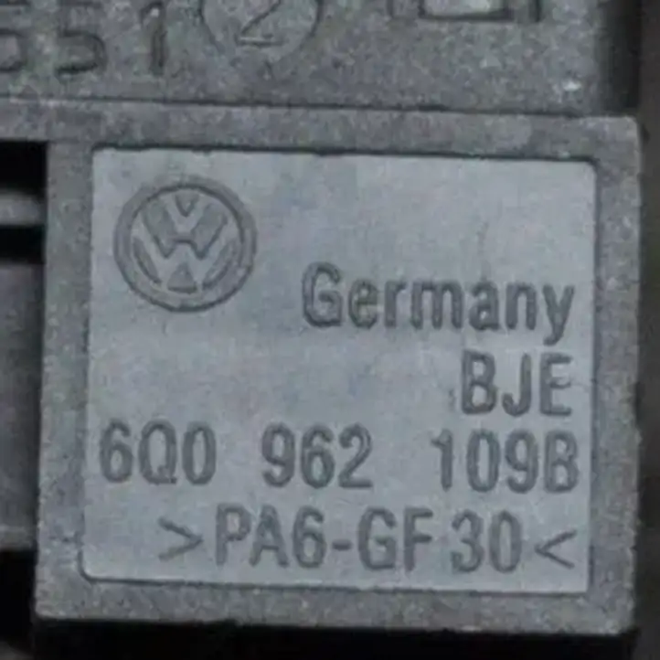 Volkswagen Tiguan (2011 - 2016) 6Q0962109B Кнопка фаркопа в багажнике — фото 5