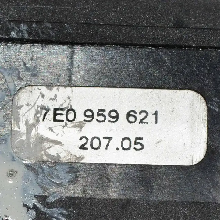 Volkswagen Transporter - Caravelle T5 (2003 - 2009) 7E0959621 Кнопка фаркопа в багажнике — фото 4