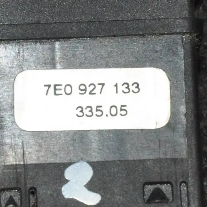Volkswagen Transporter - Caravelle T5 (2003 - 2009) 7E0927133A Кнопка фаркопа в багажнике — фото 4