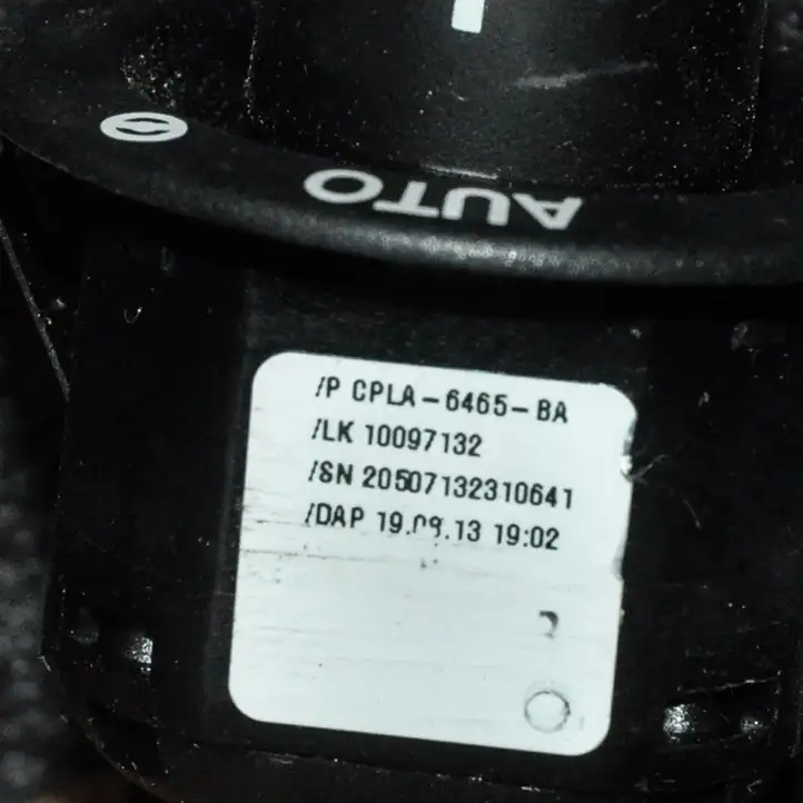 Land Rover Range Rover L405 (2012 - 2017) CPLA6465BA Кнопка фаркопа в багажнике — фото 4