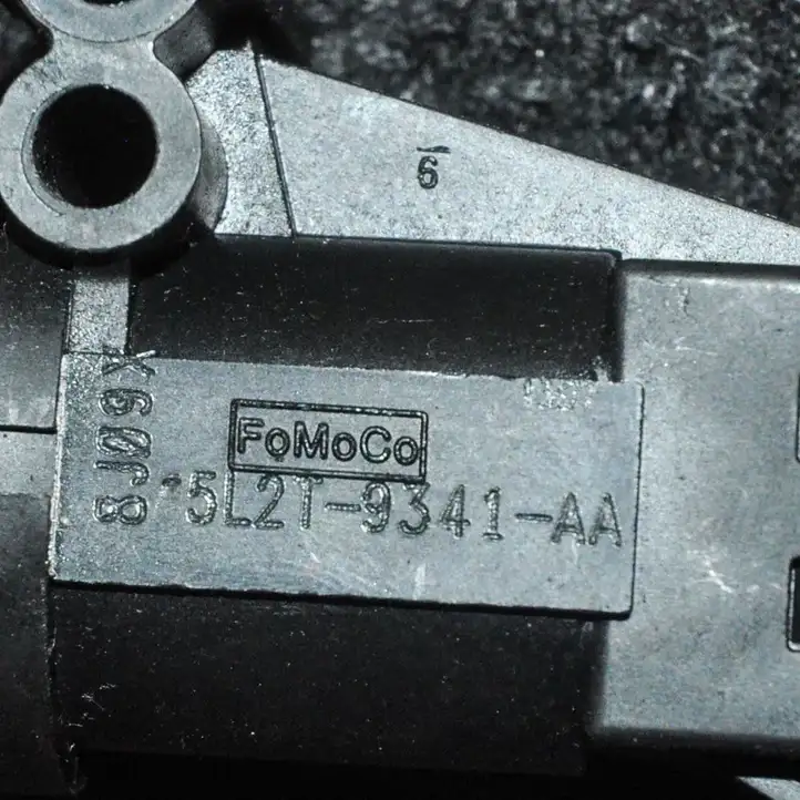 Ford Focus (2005 - 2008) 5L2T9341AA Кнопка фаркопа в багажнике — фото 4