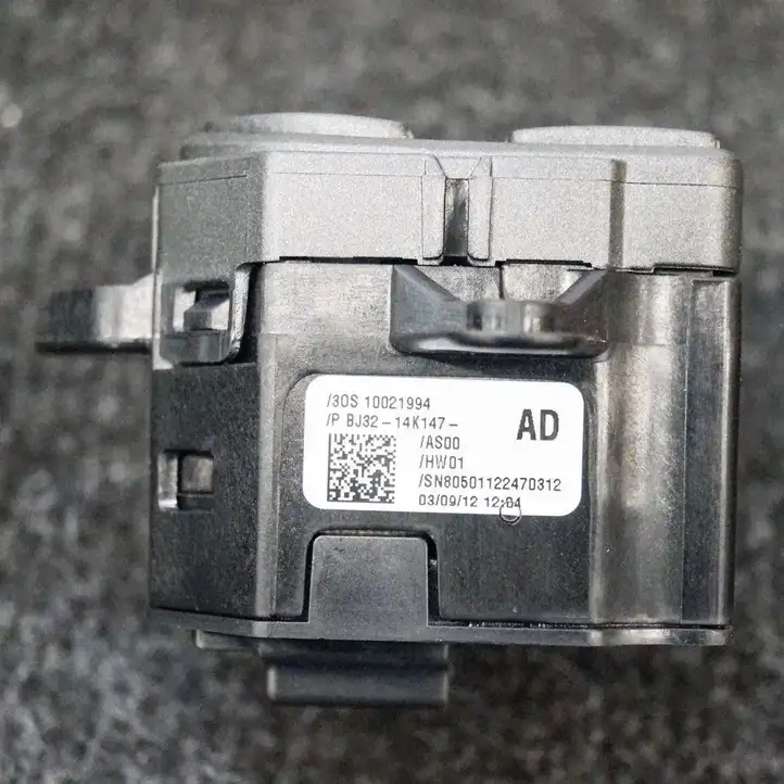 Land Rover Evoque I (2011 - 2015) BJ3214K147AD Кнопка фаркопа в багажнике — фото 4