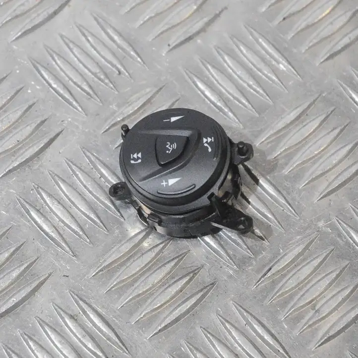 Ford Focus (2011 - 2015) DM5T14K147DA Кнопка фаркопа в багажнике — фото 1