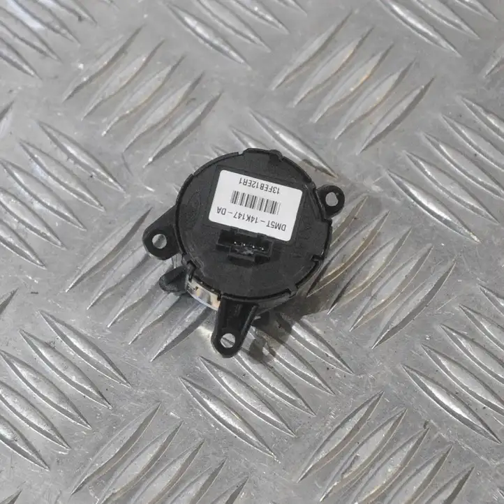 Ford Focus (2011 - 2015) DM5T14K147DA Кнопка фаркопа в багажнике — фото 2