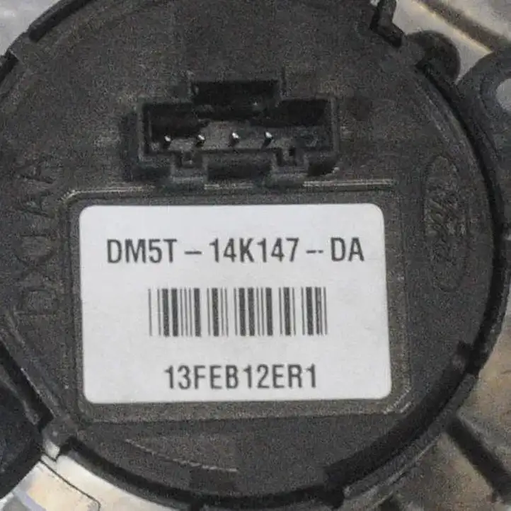 Ford Focus (2011 - 2015) DM5T14K147DA Кнопка фаркопа в багажнике — фото 3