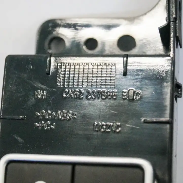 Land Rover Range Rover L405 (2012 - 2017) CK52237B66 Кнопка фаркопа в багажнике — фото 2