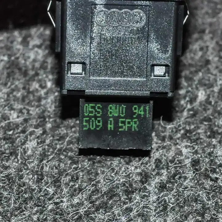 Audi A4 S4 B9 (2015 - 2019) 8W0941509A Кнопка фаркопа в багажнике — фото 4