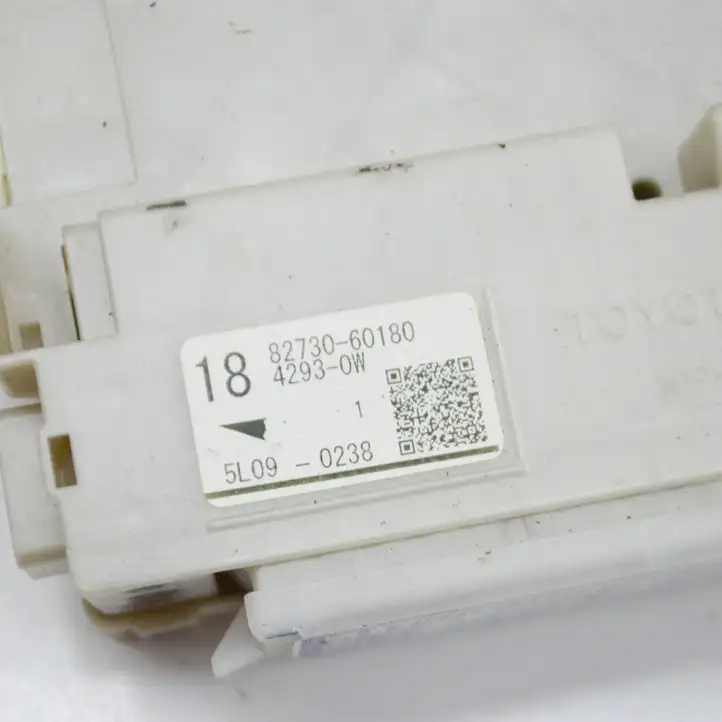 Toyota Land Cruiser (J150) (2009 - ) 8273060180 Блок монтирования реле — фото 9