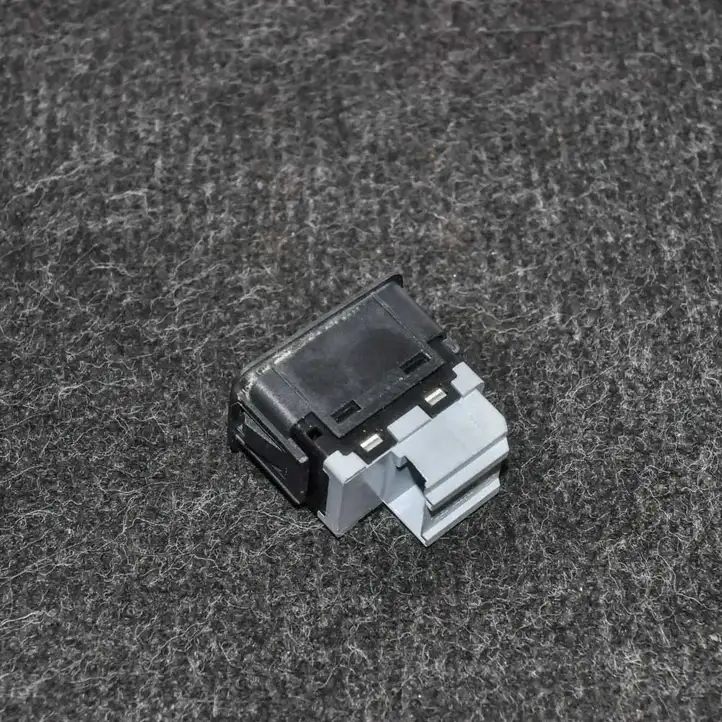 Audi Q7 4L (2005 - 2009) 4F0962109 Кнопка фаркопа в багажнике — фото 3