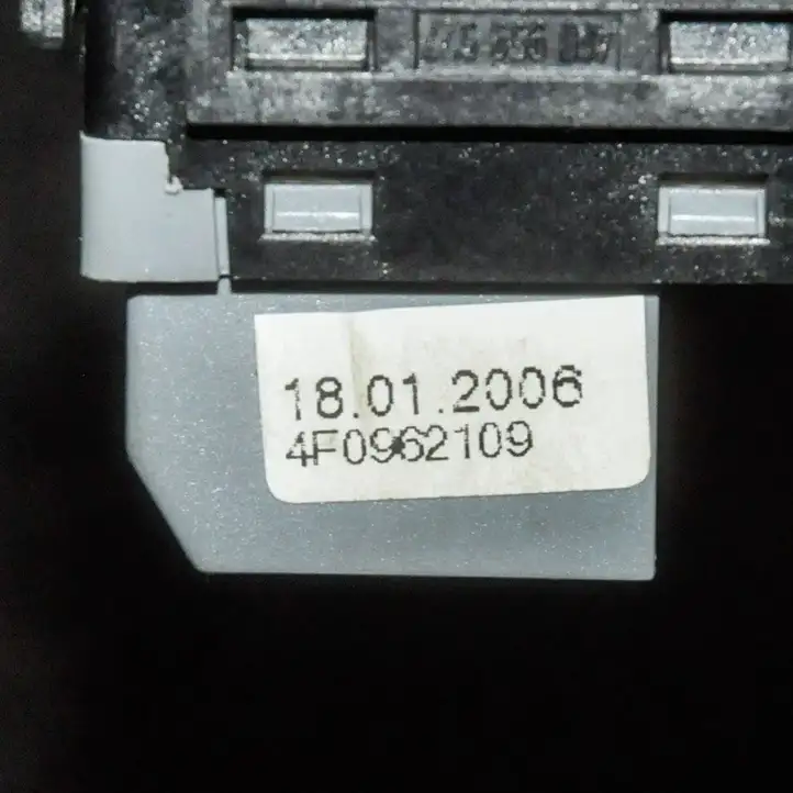 Audi Q7 4L (2005 - 2009) 4F0962109 Кнопка фаркопа в багажнике — фото 5