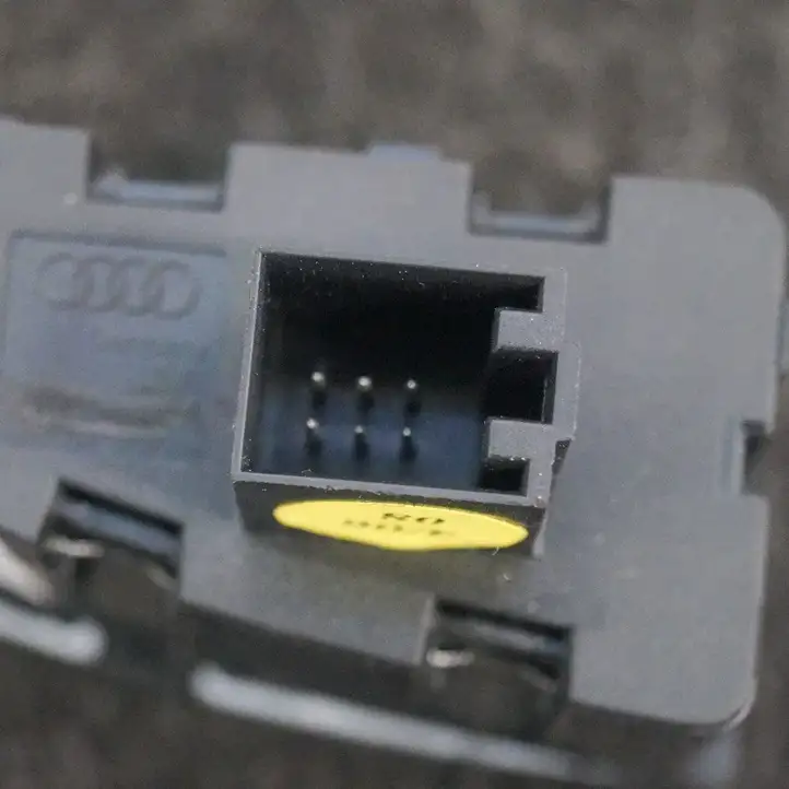 Audi Q7 4L (2005 - 2009) 4L1927277 Кнопка фаркопа в багажнике — фото 3