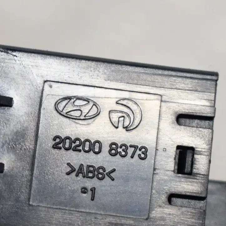 Hyundai Genesis (2013 - 2017) 202008373 Кнопка фаркопа в багажнике — фото 4