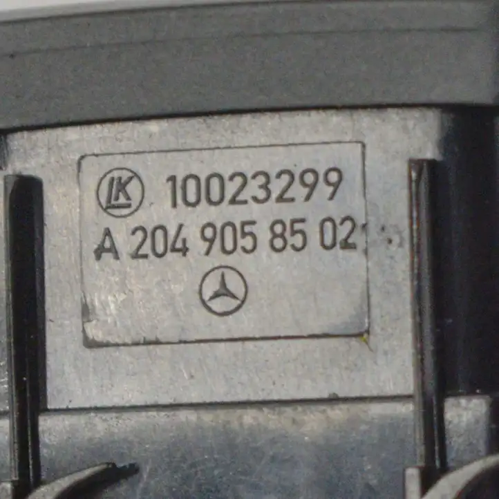 Mercedes-Benz C W204 (2007 - 2014) A2049058502 Кнопка фаркопа в багажнике — фото 4