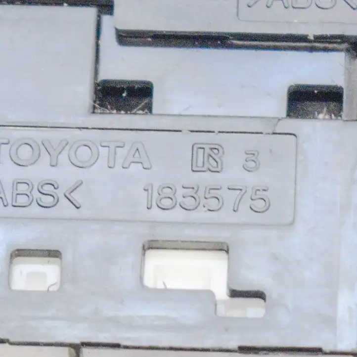 Toyota RAV 4 (XA30) (2006 - 2016) 183575 Кнопка фаркопа в багажнике — фото 4