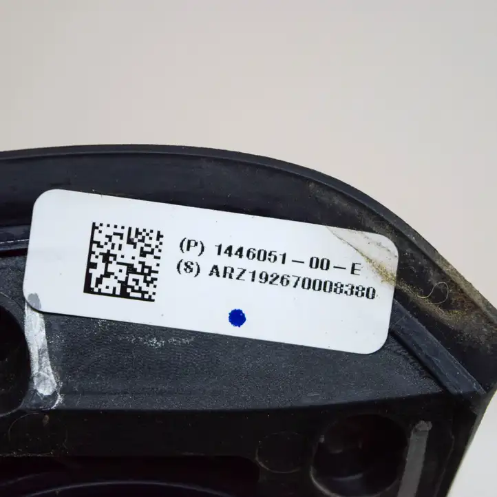 Tesla Model 3 (2017 - 2023) 144605100E Отделка лючка топливного бака — фото 6