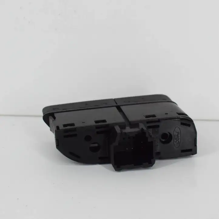 Ford Focus (2011 - 2015) AM5T14B436FB Кнопка фаркопа в багажнике — фото 3
