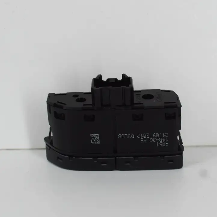 Ford Focus (2011 - 2015) AM5T14B436FB Кнопка фаркопа в багажнике — фото 6