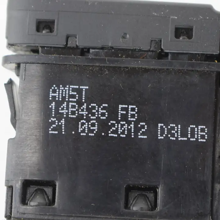 Ford Focus (2011 - 2015) AM5T14B436FB Кнопка фаркопа в багажнике — фото 7