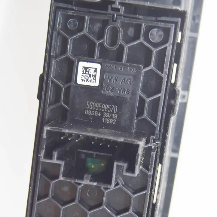 Skoda Kamiq (2019 - ) 5G0959857D Кнопка стеклоподъемников — фото 9