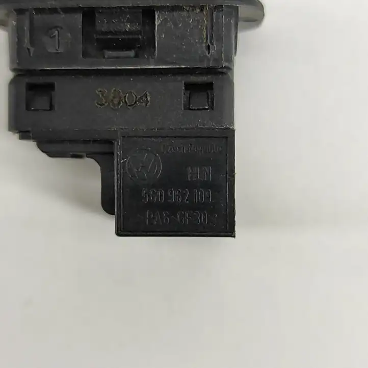 Volkswagen Golf VII (2013 - 2019) 5G0962109 Кнопка фаркопа в багажнике — фото 7