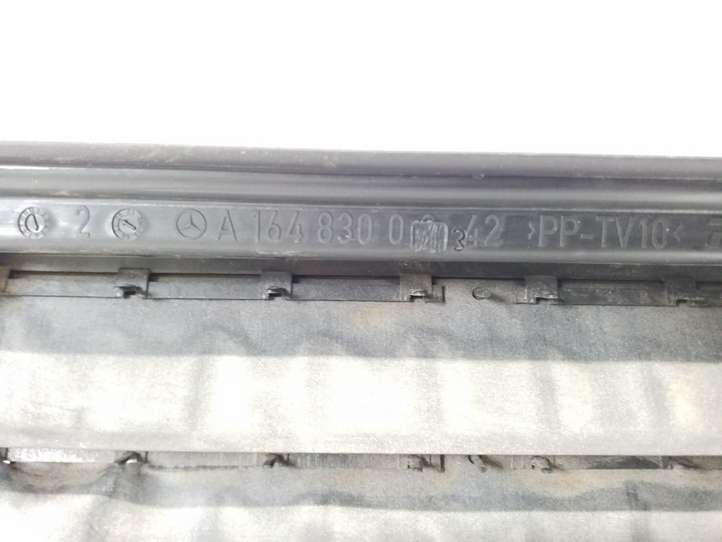 Mercedes-Benz GL X164 (2006 - 2012)  A1648300342 Решётка в крыле