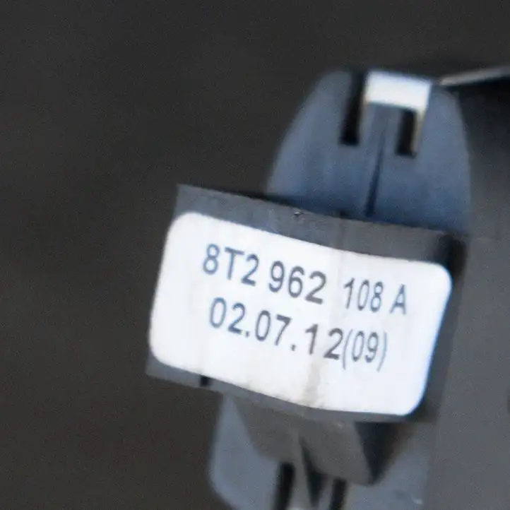 Audi A5 8T 8F (2011 - 2016) 8T2962108A Кнопка фаркопа в багажнике — фото 4